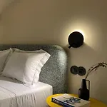 Hotel Sutrooms *