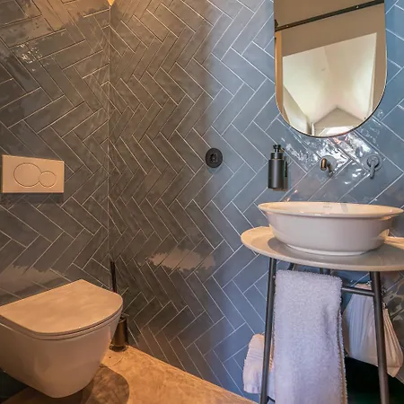 Sutrooms *