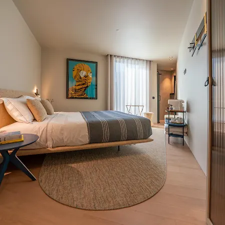 Sutrooms Hotel *